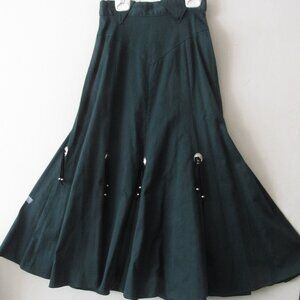 Circle T Women V-yoke 8 panel DARK green has small silver concho at each panel